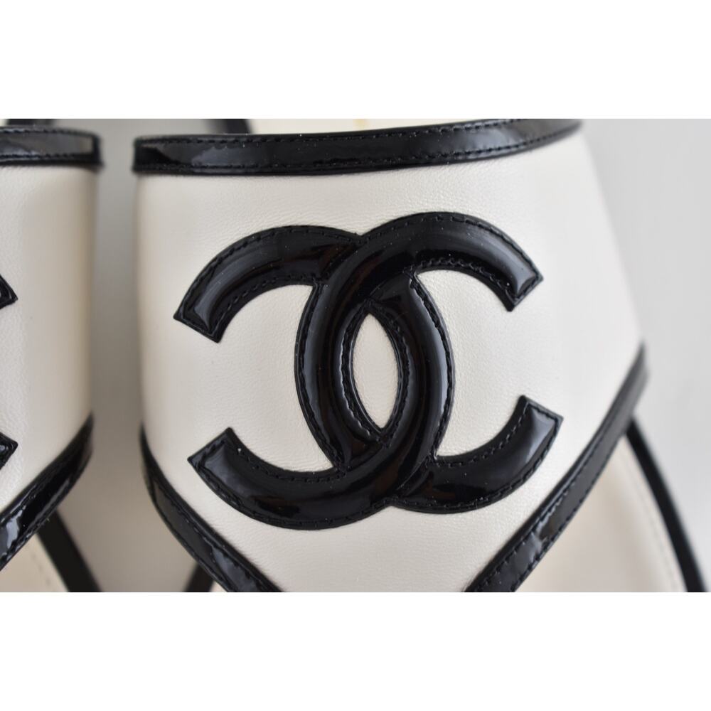 Chanel 26B White Black Patent CC Logo Thong Mule Slide Flip Flop Flat Sandal 42 - Picture 10 of 16